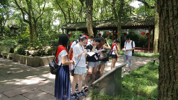 热心游客为我们做调查问卷.jpg