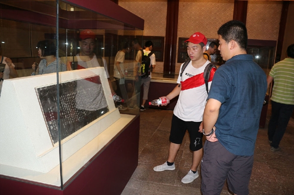小分队成员为游客做向导.jpg
