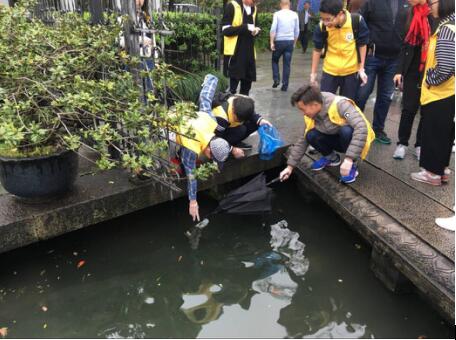 公司勤工部组织员工清理西湖周边生活污染物活动2.jpg